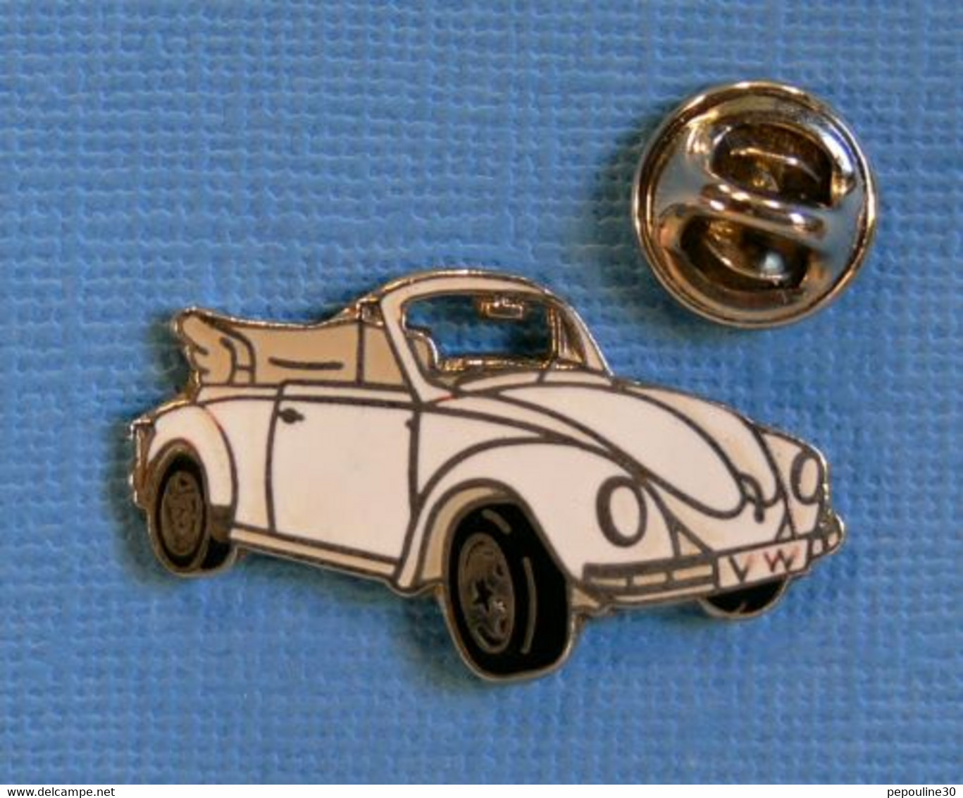 1 PIN'S //  ** VOLKSWAGEN / COCCINELLE CABRIOLET BLANCHE ** . (Démons Et Merveilles) - Volkswagen