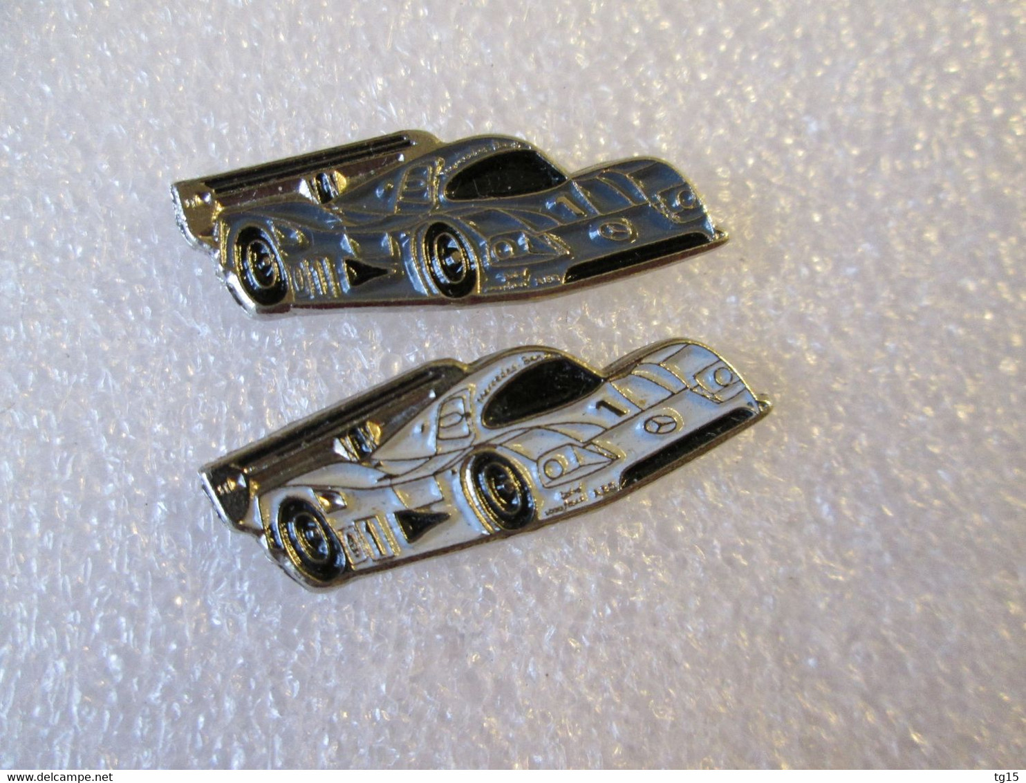 PIN'S   LOT   2     MERCEDES BENZ    SAUBER  C 9 - Mercedes