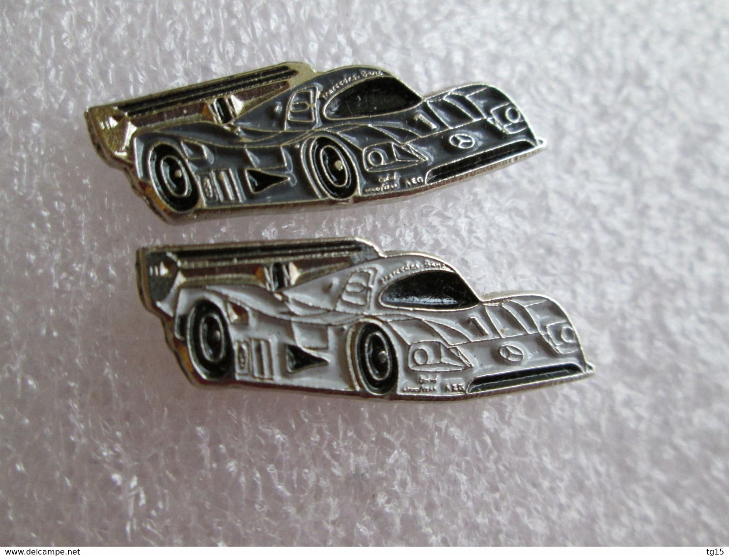 PIN'S   LOT   2     MERCEDES BENZ    SAUBER  C 9 - Mercedes