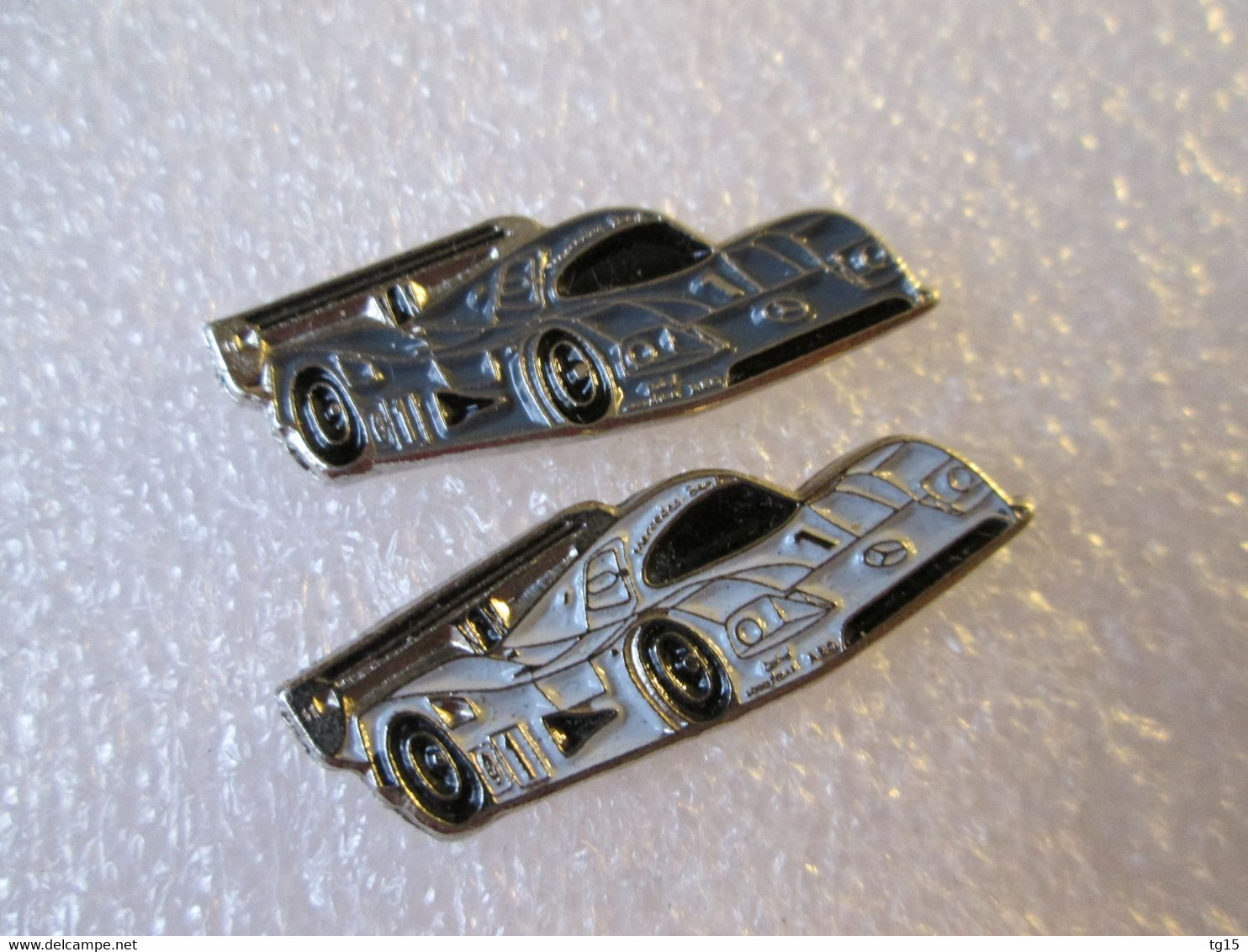 PIN'S   LOT   2     MERCEDES BENZ    SAUBER  C 9 - Mercedes