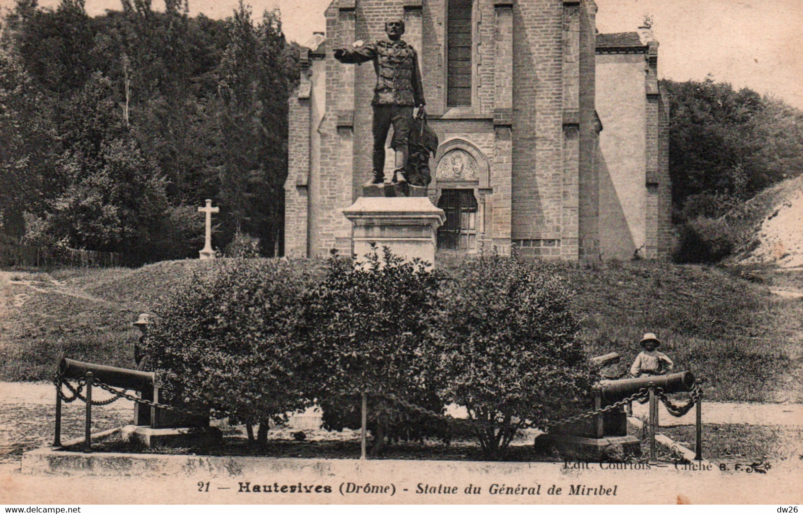 Hauterives (Drome) Statue Du Général De Miribel, Devant L'Eglise - Edition Courtois - Carte N° 21 Non Circulée - Hauterives