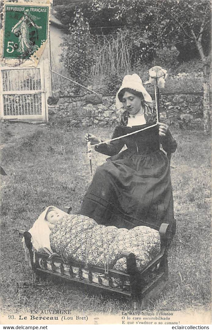 Divers Auvergne      63       Le Berceau. Femme Filant La Quenouille      (voir Scan) - Auvergne Types D'Auvergne