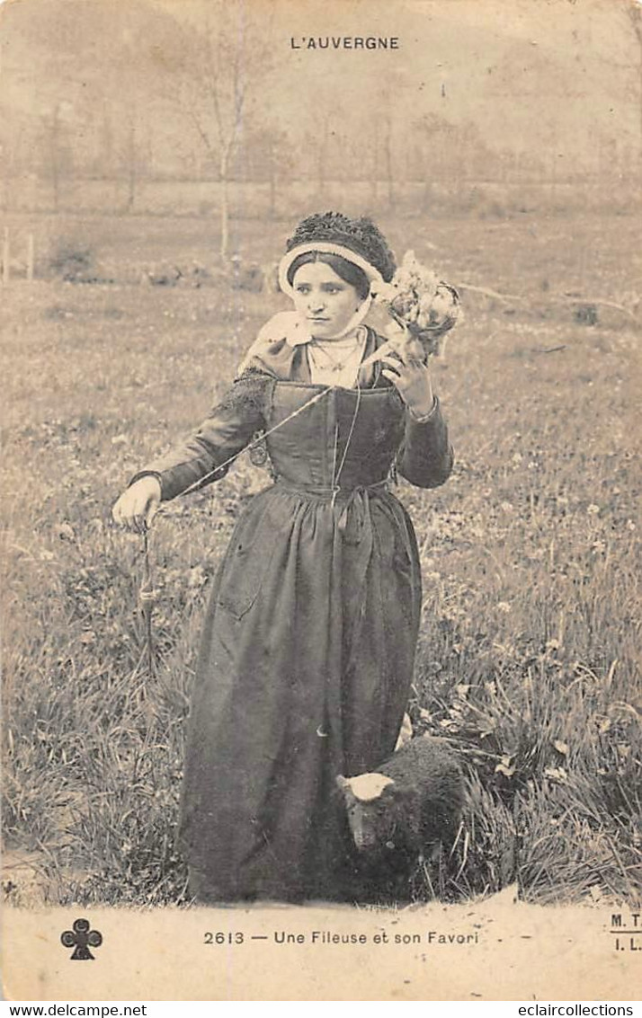 Divers Auvergne      63       Une Fileuse Et Son Favori .  Femme Filant La Quenouille      (voir Scan) - Auvergne Types D'Auvergne