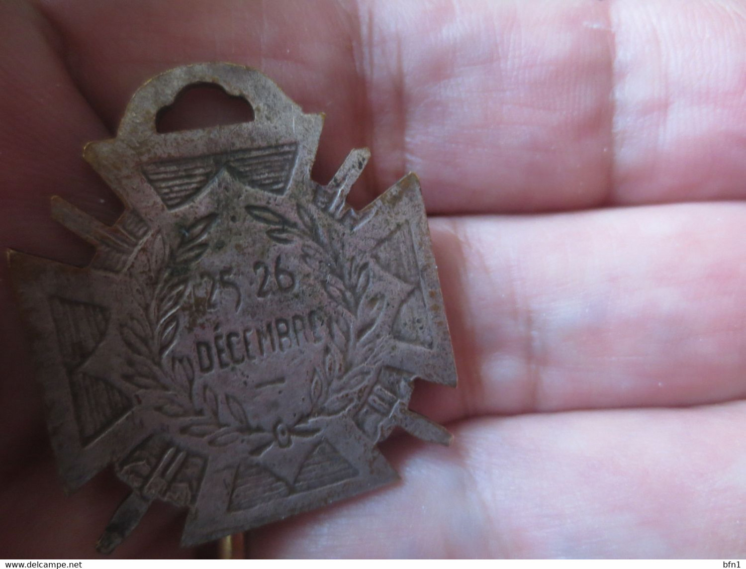 LOT 5 INSIGNES -JOURNEE DU POILU 1915- ORPHELINAT DES ARMEES-JOURNEE DES ORPHELINS-SECOURS NATIONAL-BON POUR LES FILLES - 1914-18