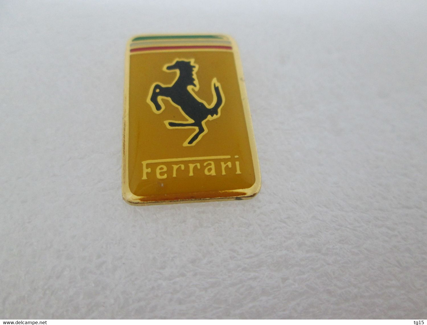 PIN'S    LOGO    FERRARI     25x16mm - Ferrari