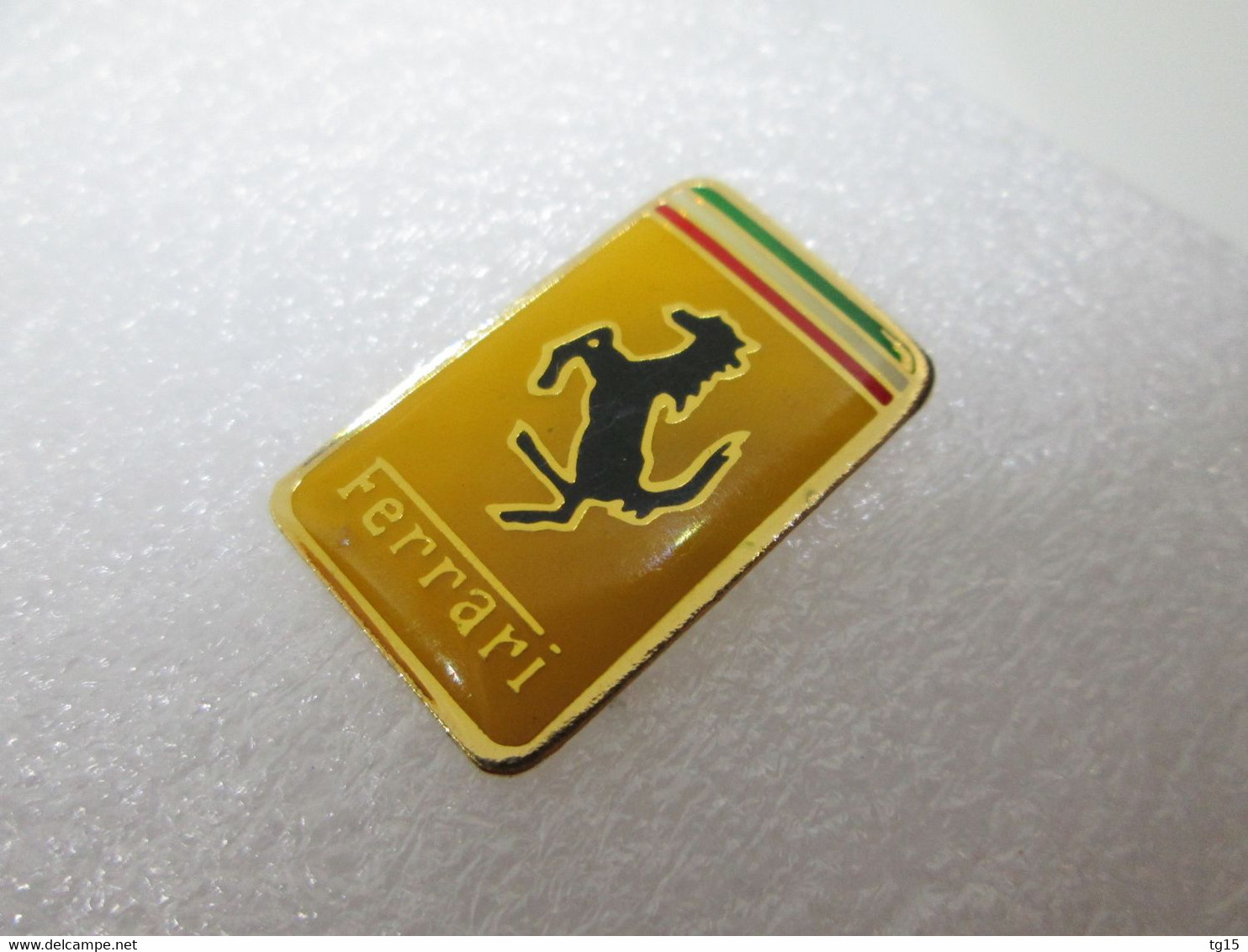 PIN'S    LOGO    FERRARI     25x16mm - Ferrari