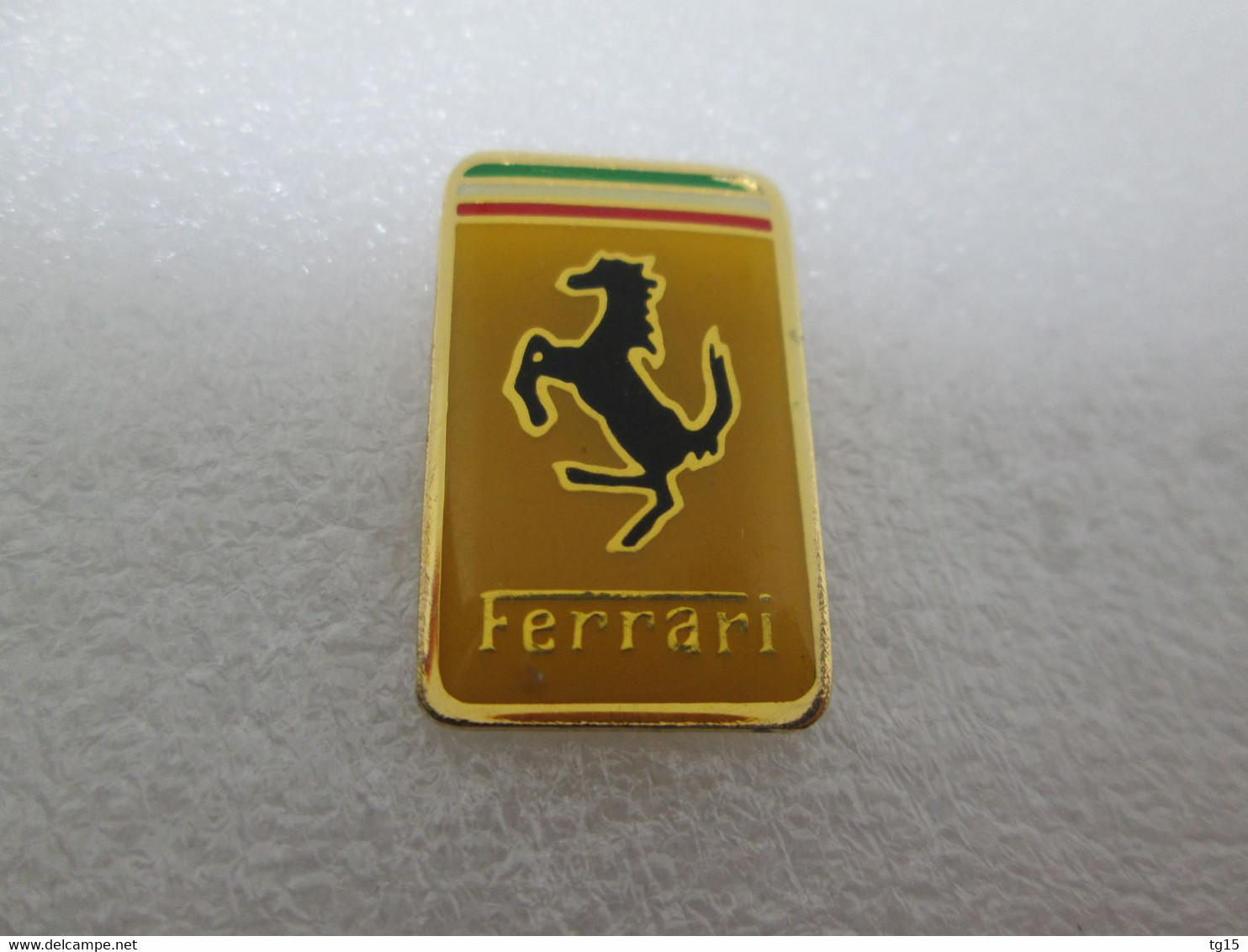 PIN'S    LOGO    FERRARI     25x16mm - Ferrari