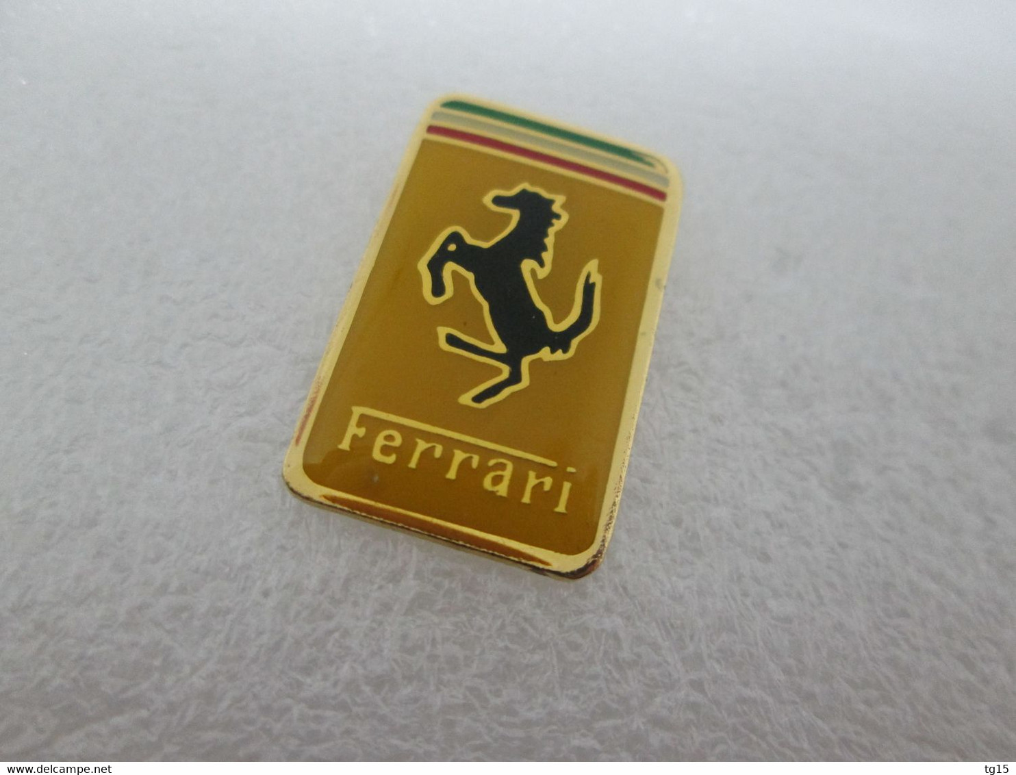 PIN'S    LOGO    FERRARI     25x16mm - Ferrari