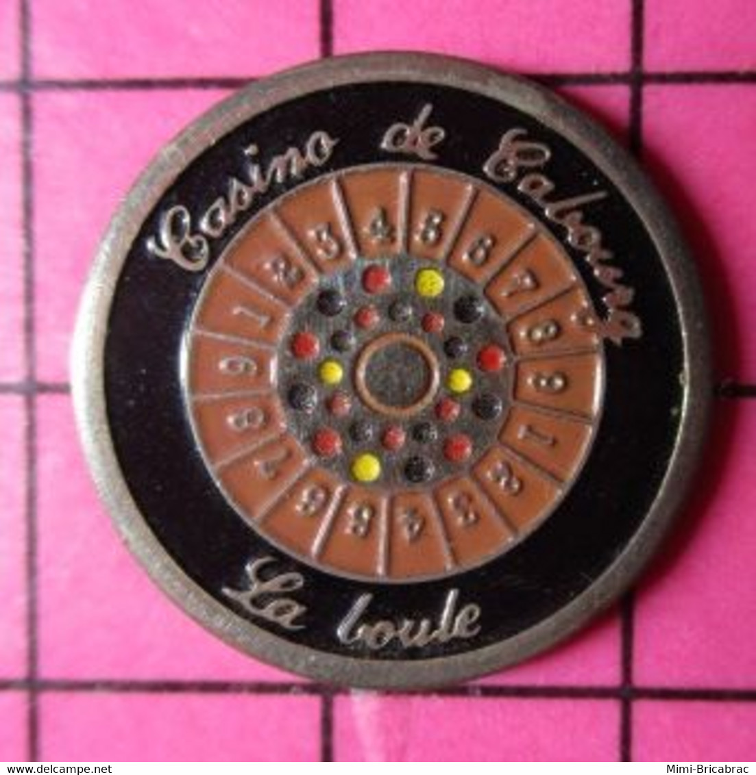 317 Pin's Pins / Beau Et Rare / THEME : JEUX / CASINO DE CABOURG LA BOULE - Jeux
