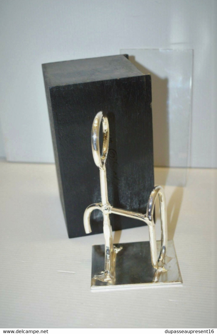 PETITE SCULPTURE SUJET MODERNISTE 2005 CADEAU pour l'heureux Cinquantenaire déco COLLECTION VITRINE