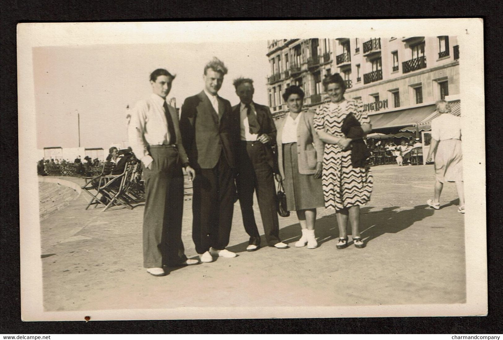 Carte Photo - Ostende - Groupe De Personnes Devant L'Hôtel Wellington - Voir Scans - Oostende