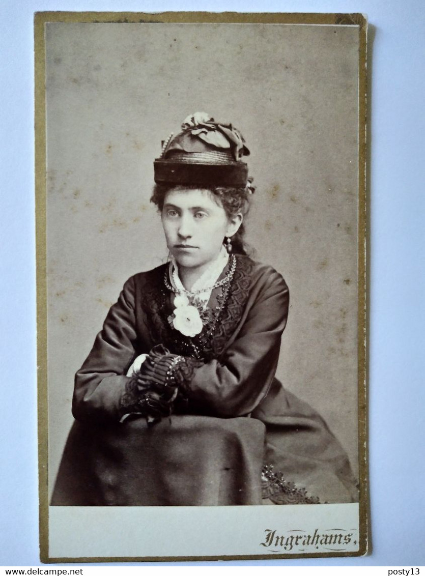 CDV USA - Portrait Jeune Fille - Mode D'époque - Chapeau à Voir - Ingraham Brothers, Massachusetts - 1870  TBE - Old (before 1900)