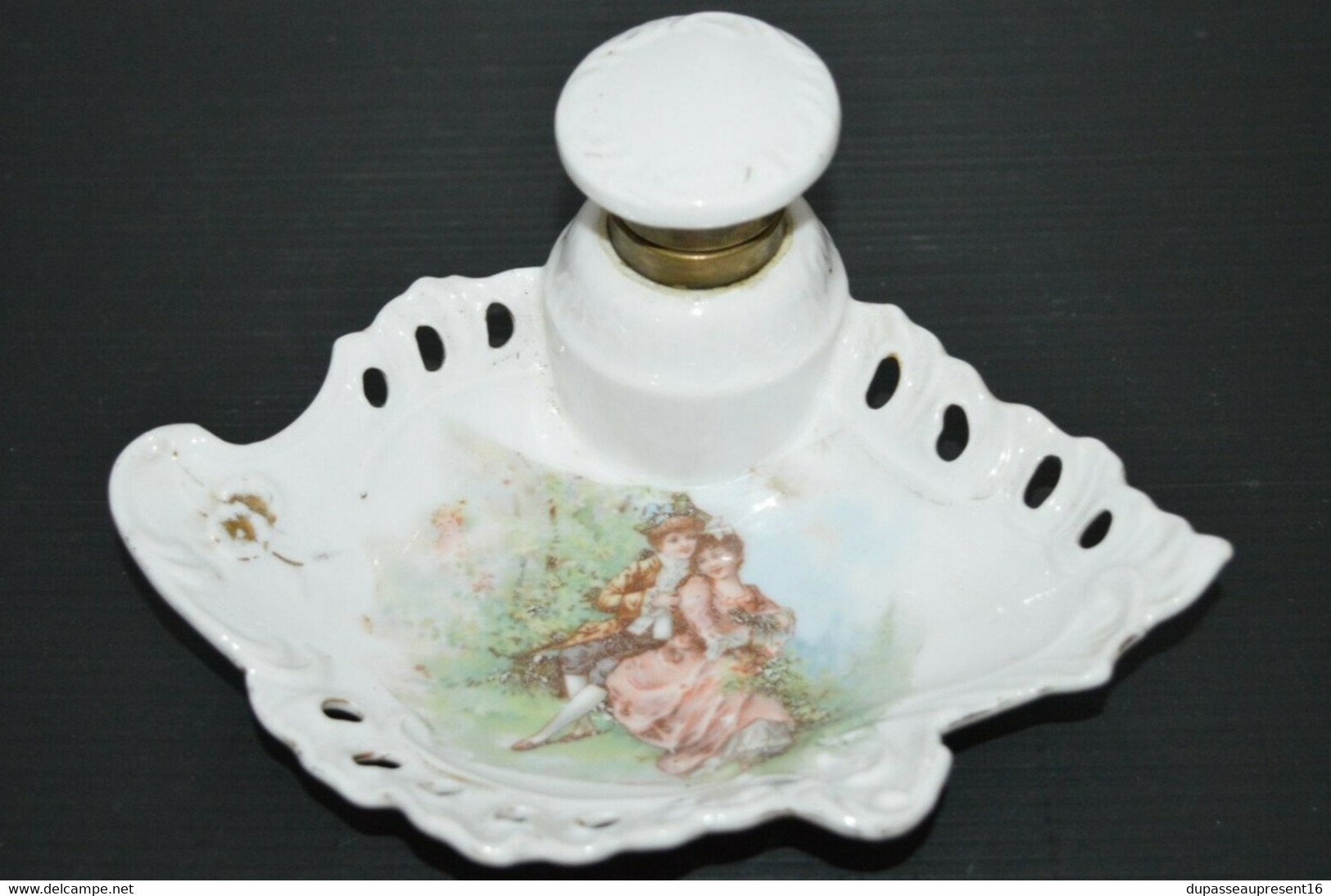 ENCRIER PORCELAINE ART NOUVEAU BLANC A Décor D'enfants PETITS MARQUIS MARQUISE - Inkwells