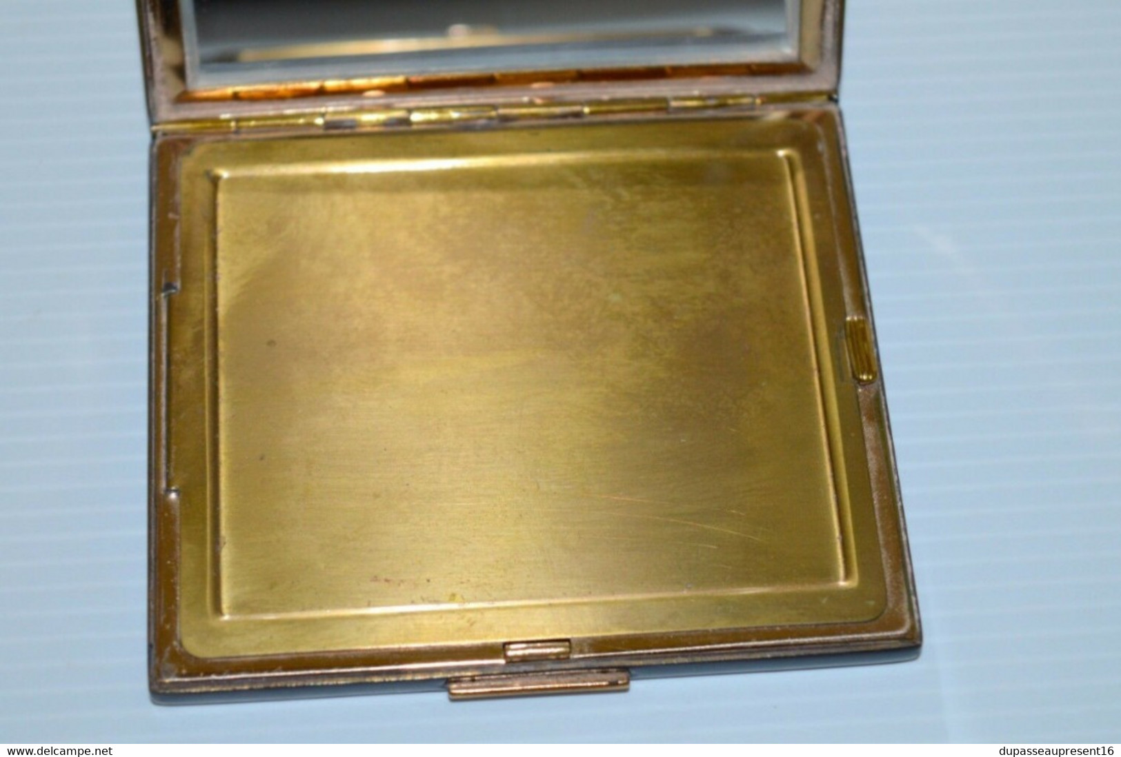 POUDRIER ANCIEN LAQUE de CHINE CORONA NOIRE et métal doré poudre usée collection déco vitrine boite à poudre
