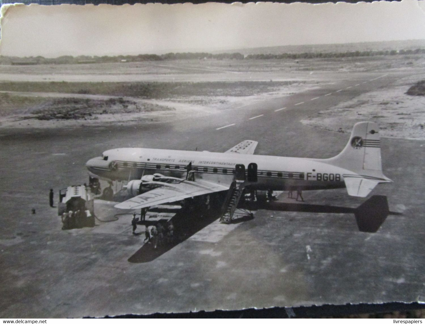 Aviation Lot 2 Cartes Photos  T A I   DC 6 Compagnie Aerienne - 1946-....: Moderne