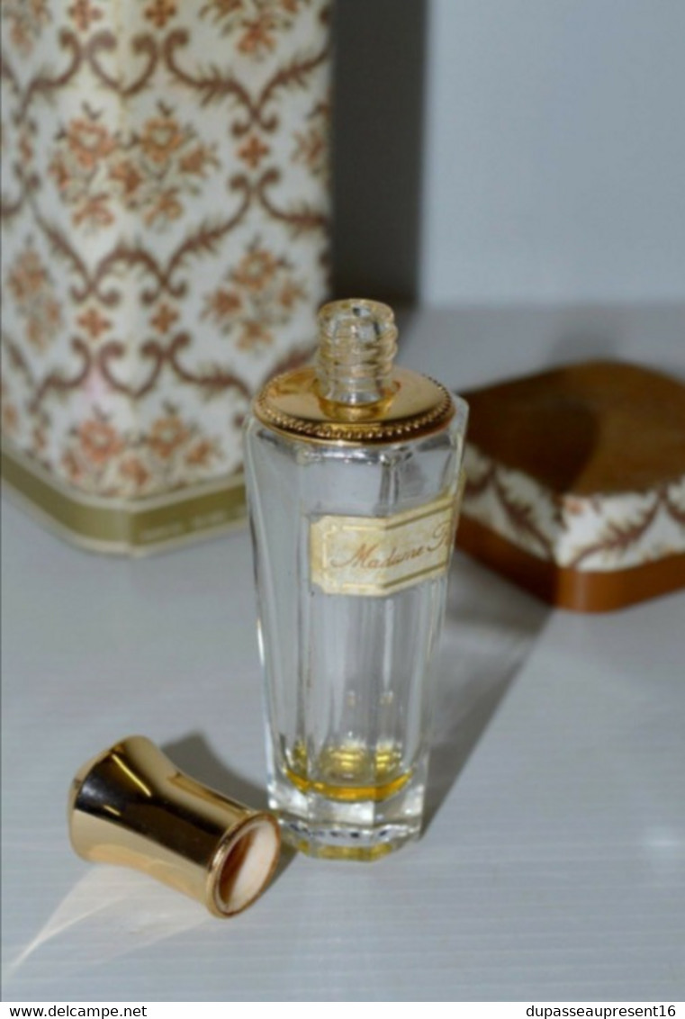 BOITE CARTONNEE ANCIENNE ET BOUTEILLE VIDE PARFUM Madame ROCHAS Etat Collection Déco Vitrine - Flacons (vides)