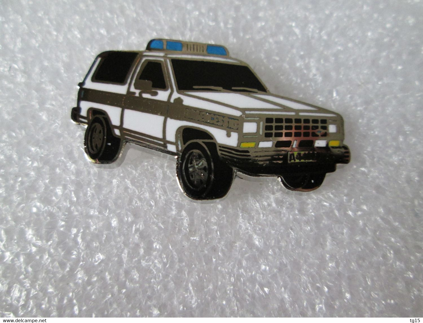 PIN'S     FORD  BRONCO   1985     GENDARMERIE LUXEMBOURG  Email Grand Feu  DEHA - Ford