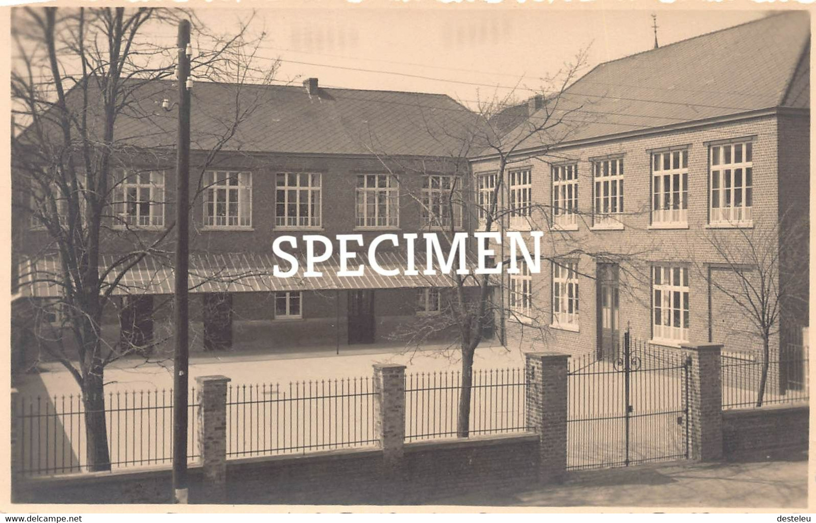 Foto Vrije Lager Meisjesschool Ledebergstraat 1945 @ Roosdaal 8,5 X 13,5 Cm - Roosdaal