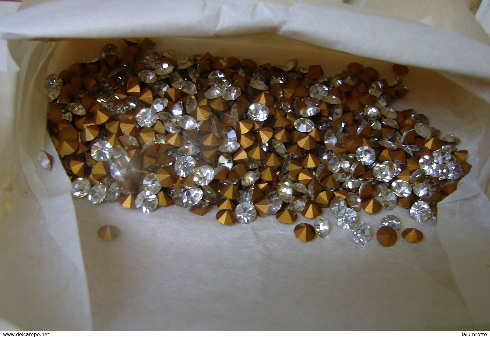 DC. 122. Des centaines de pierres de décoration, pierres de strass optima, chatons, perles, camée. 2.5 kilos pour bijoux