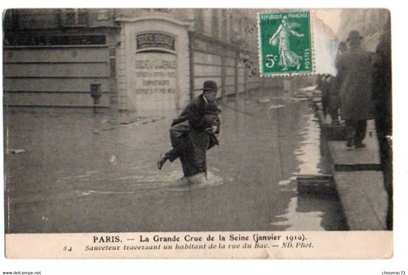 (75) 799, Inondations De 1910, ND Phot 84, Souveteur Traversant Un Habitant De La Rue Du Bac - Paris Flood, 1910