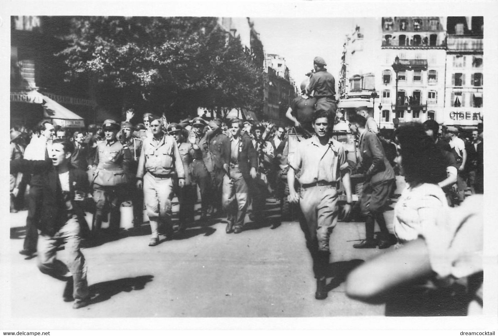 Photo Guerre 1939-45 LIBERATION DE PARIS. Prisonniers Traversant La Rue De Rivoli. Style Cpa éditions STL à Issy - Oorlog, Militair