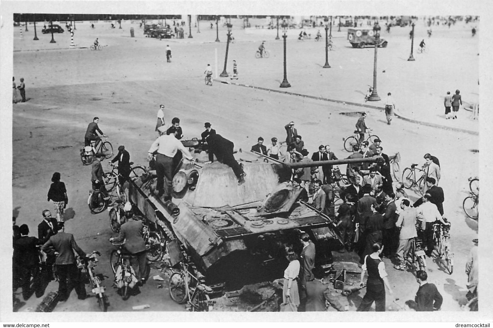 Photo Guerre 1939-45 LIBERATION DE PARIS. Char Tigre Capturé Place Concorde Par Les F.F.I. Style Cpa éditions STL à Issy - Oorlog, Militair