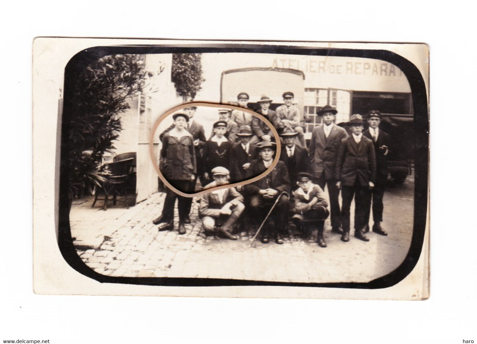Photo Carte  - EYNATTEN  - Groupe Des Célibataires  Photographié Devant Un Garage  En 1928- ( 364) B50 - Raeren