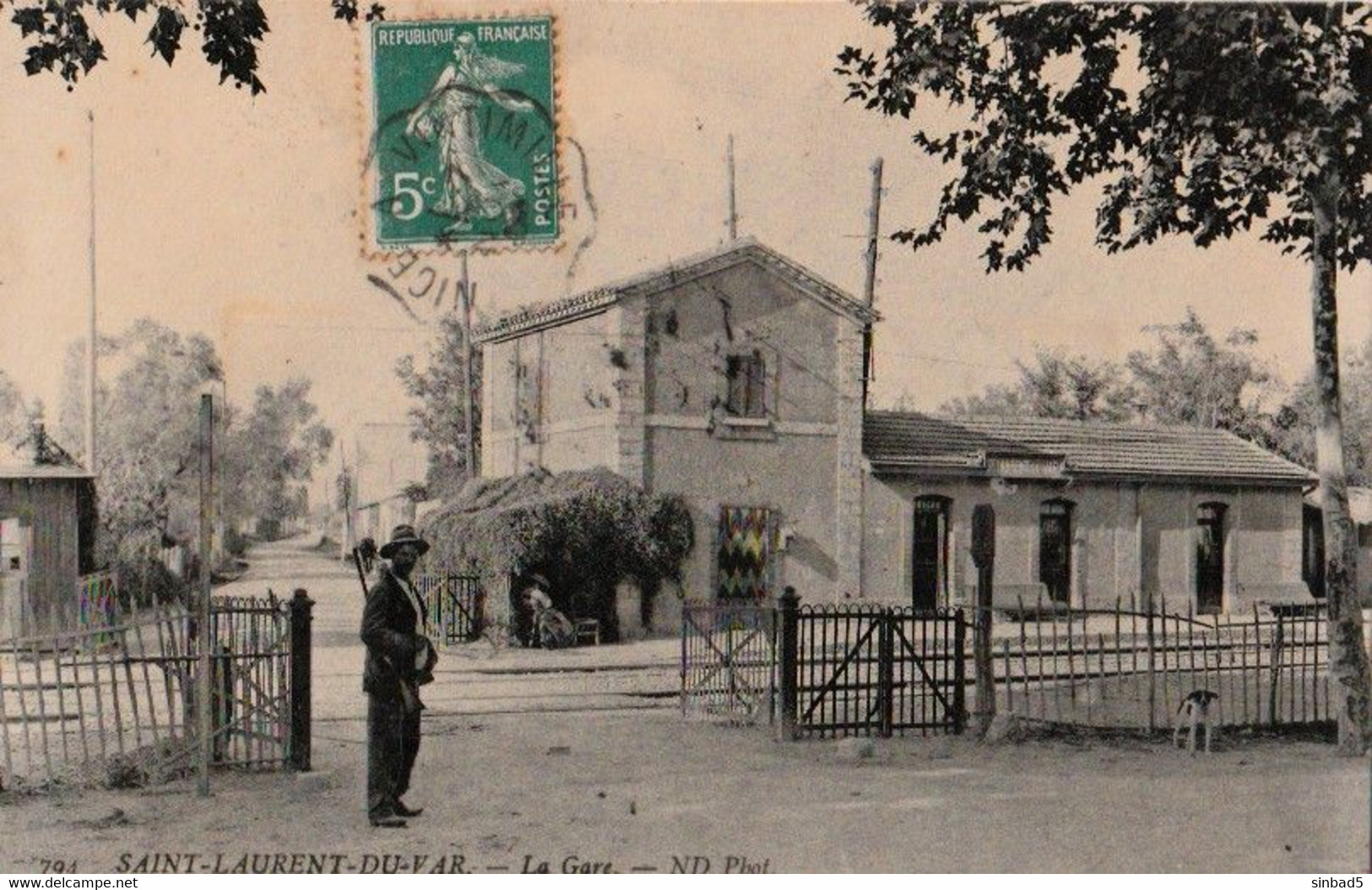 CPA 06 - Saint Laurent Du Var - La Gare, Passage à Niveau - Stations Without Trains