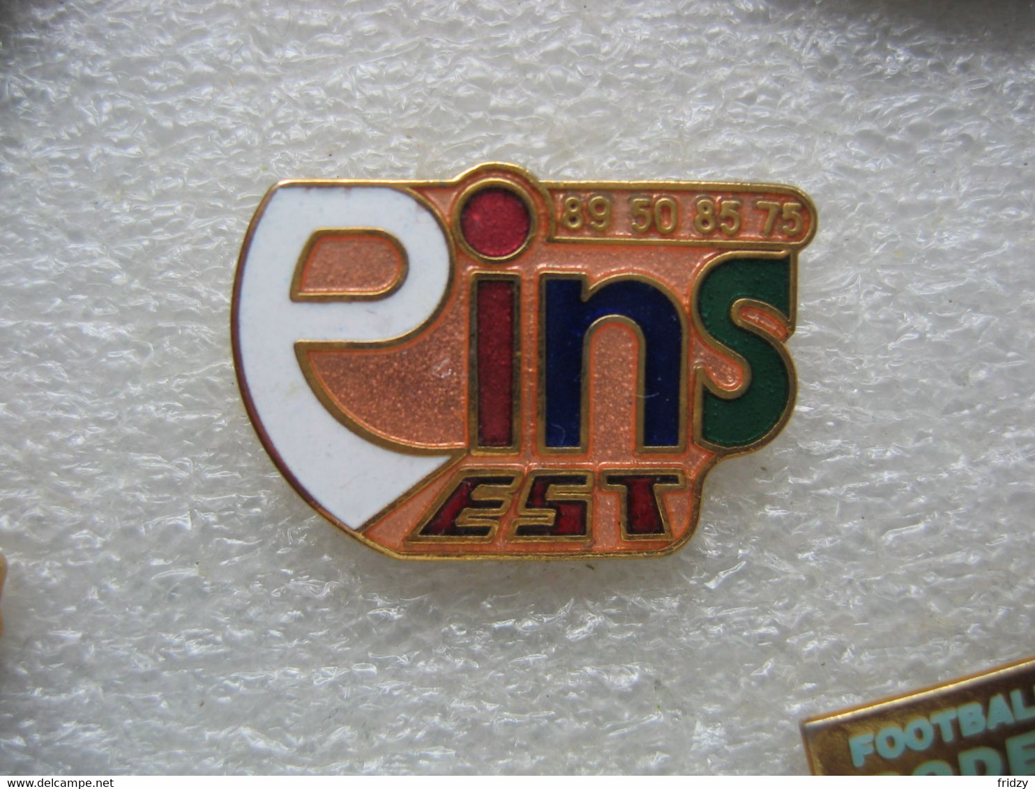 Pin's Du Fabricant De Pin's "Pin's Est" (petit Modele) - Other & Unclassified