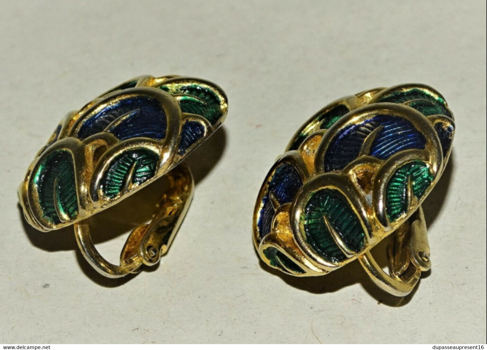 PAIRE DE BOUCLES D'OREILLES CLIPS Dorés Et émaillés Bleu/vert BOUGKEZ N° 9127E  BIJOU FANTAISIE BIJOU ANCIEN - Oorringen