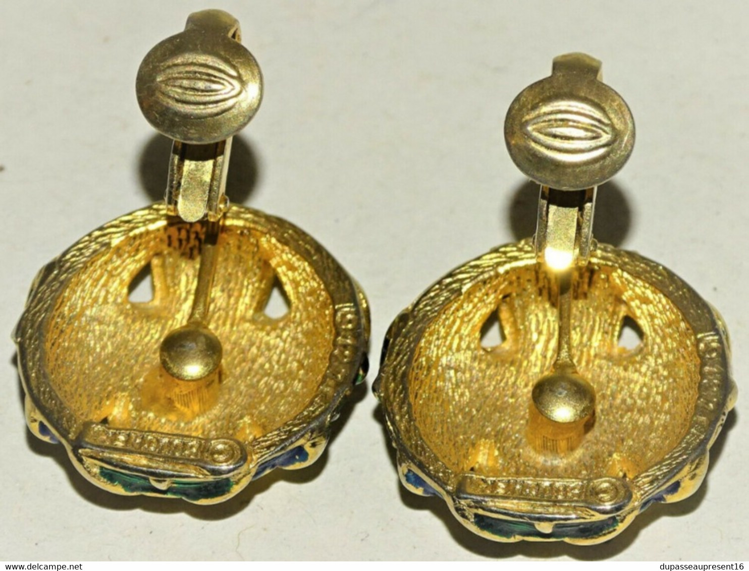 PAIRE DE BOUCLES D'OREILLES CLIPS Dorés et émaillés bleu/vert BOUGKEZ N° 9127E  BIJOU FANTAISIE BIJOU ANCIEN