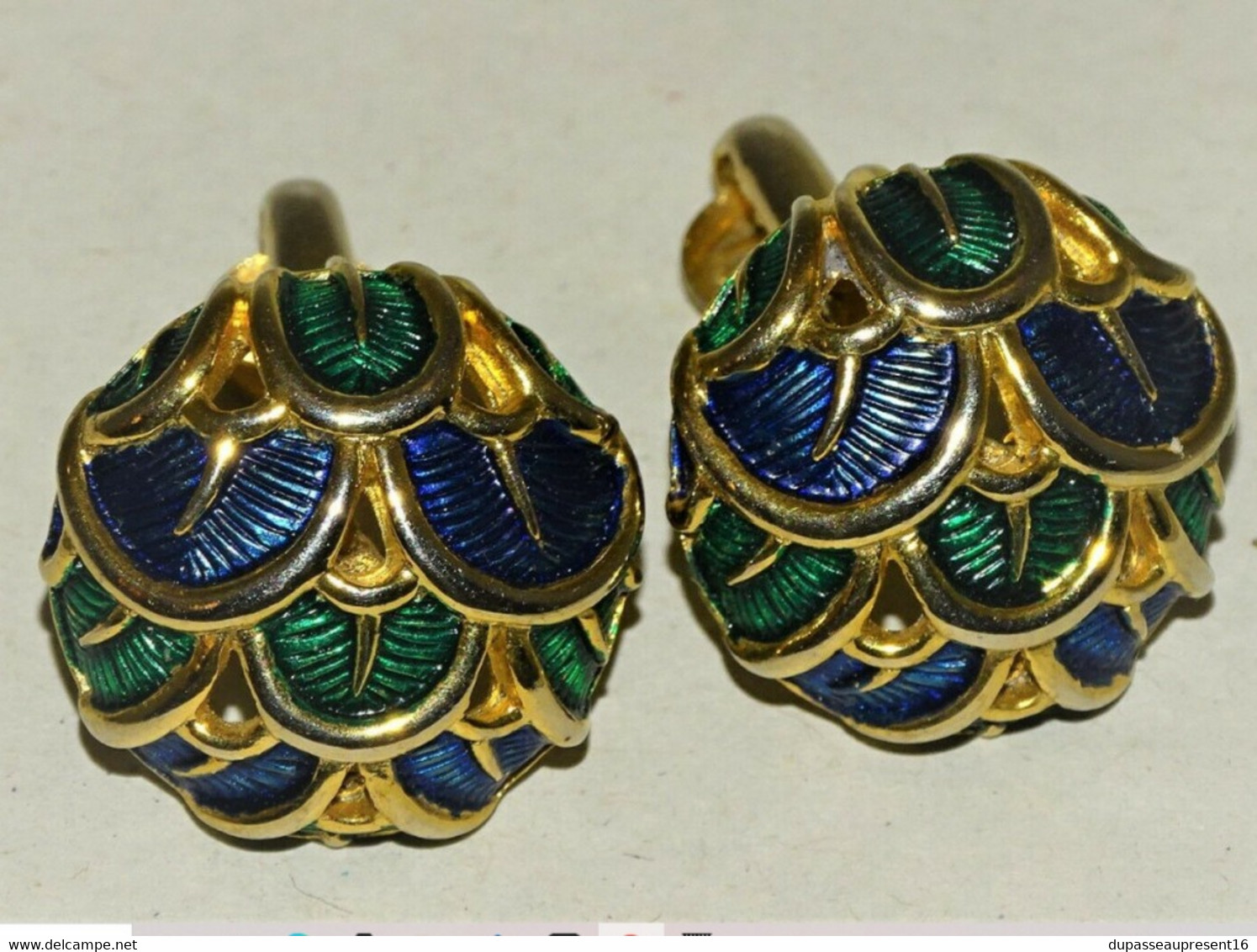 PAIRE DE BOUCLES D'OREILLES CLIPS Dorés et émaillés bleu/vert BOUGKEZ N° 9127E  BIJOU FANTAISIE BIJOU ANCIEN