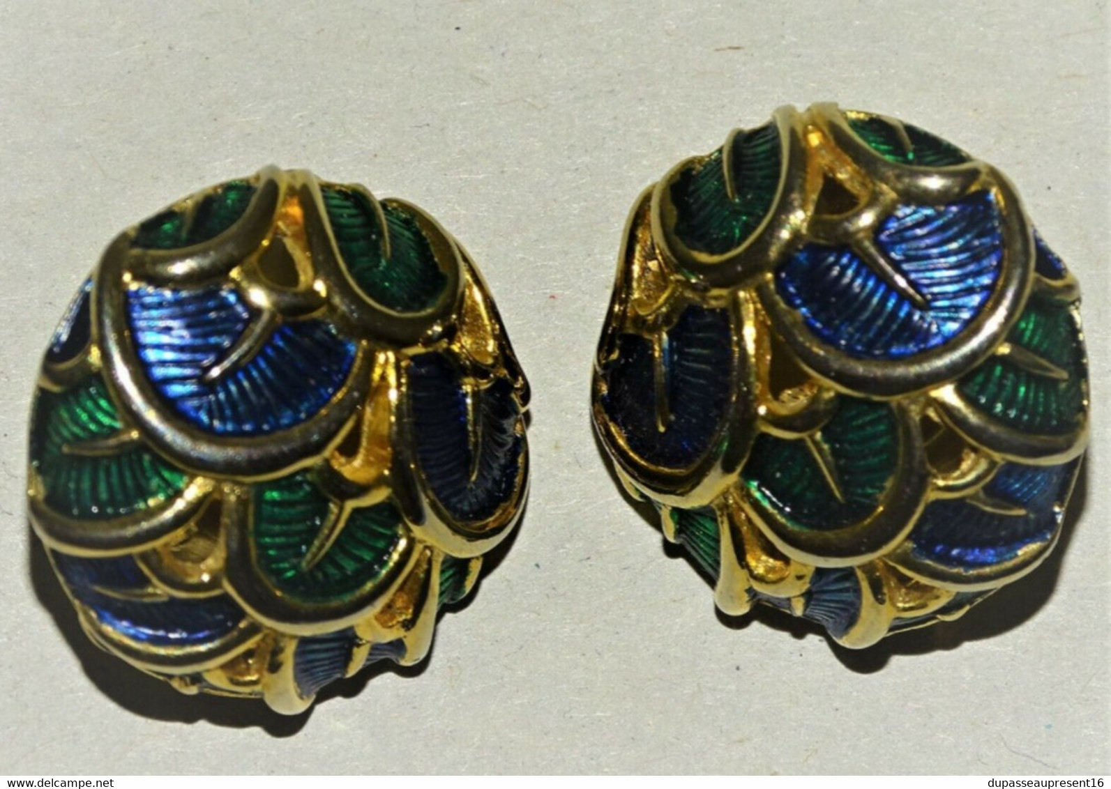 PAIRE DE BOUCLES D'OREILLES CLIPS Dorés et émaillés bleu/vert BOUGKEZ N° 9127E  BIJOU FANTAISIE BIJOU ANCIEN