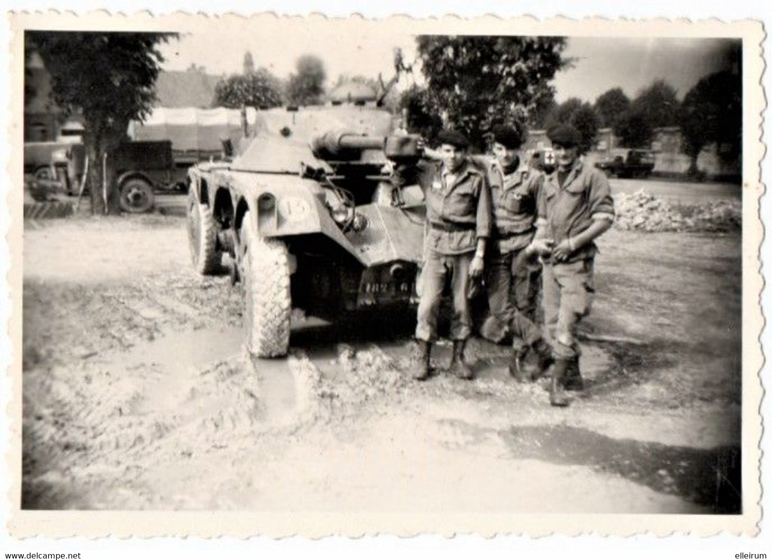 MILITARIA. PHOTO. MILITAIRES DEVANT UN VEHICULE BLINDE De RECONNAISSANCE. - Oorlog, Militair