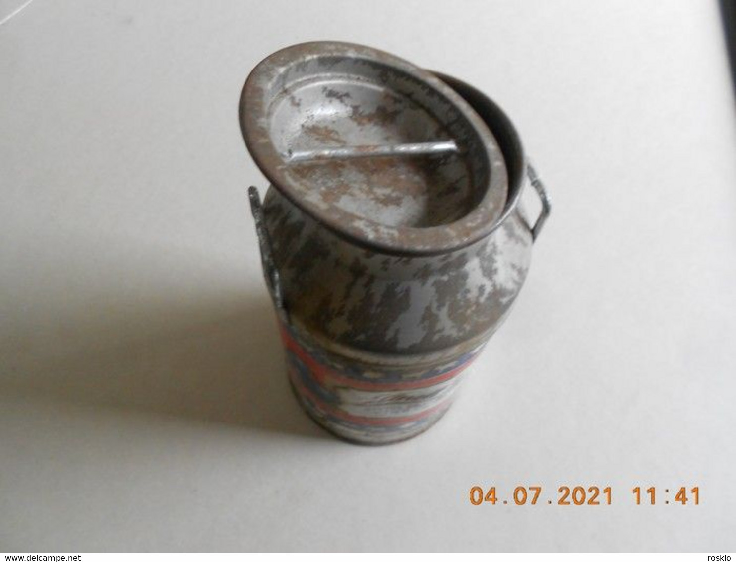 ANCIENNE BOITE COCOLAT SUISSE / LINDT EN FORME DE BOILLE A LAIT EN TOLE - Boîtes