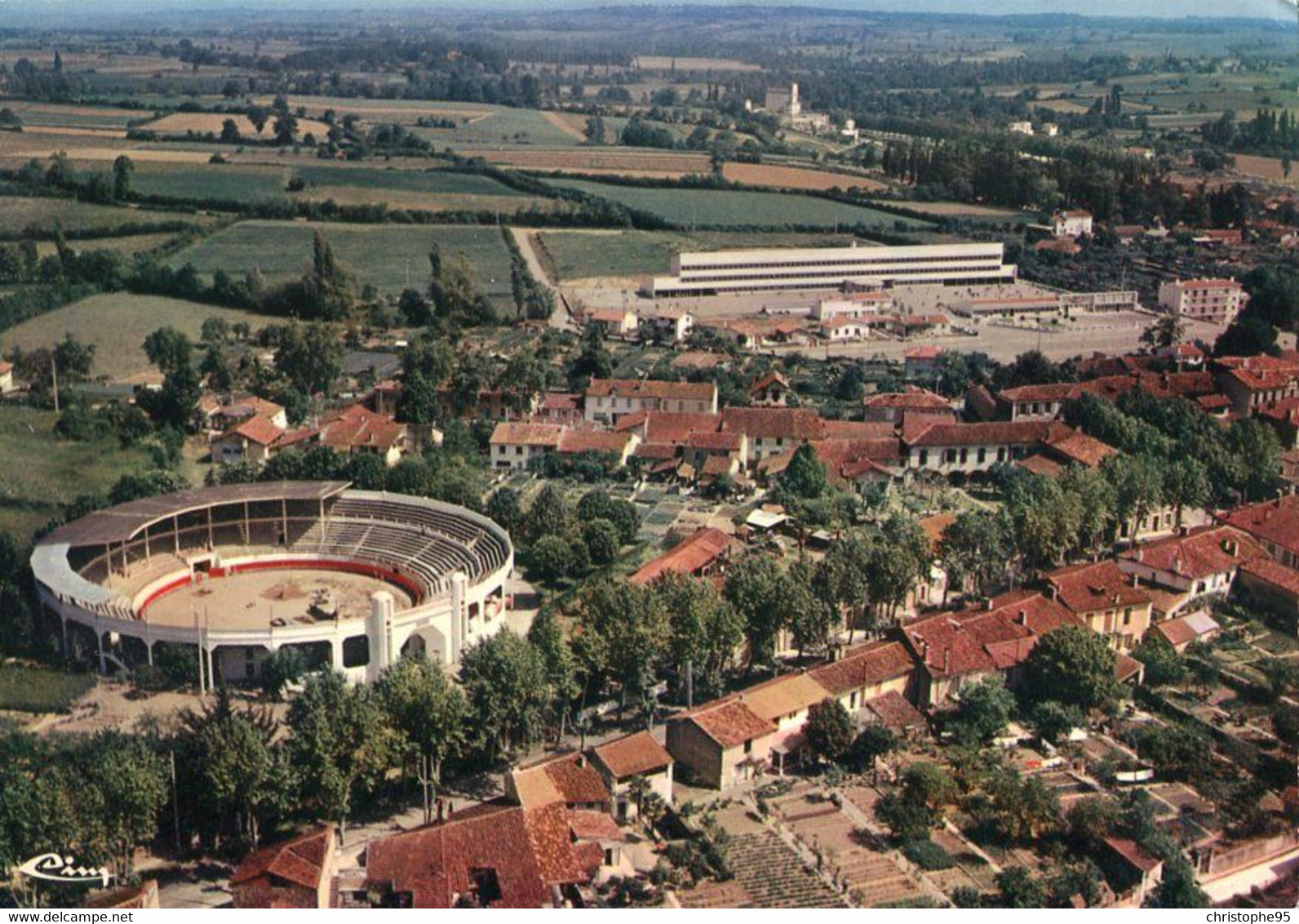 32 .n° 23942 . Vic Fezensac . Vue Generale Aerienne. Perspective Sur Les Arenes Et Le Groupe Scolaire .. Cpsm. - Vic-Fezensac