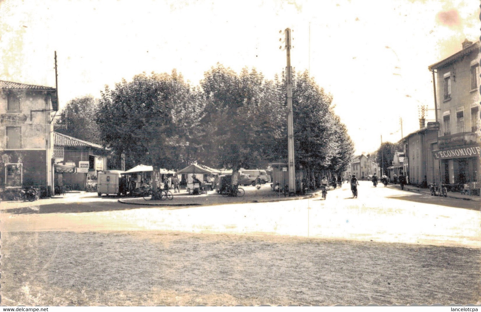 69 - VAULX EN VELIN / LA RUE DE LA REPUBLIQUE - LA PLACE GILBERT BOISSIER - LE MARCHE - Vaux-en-Velin