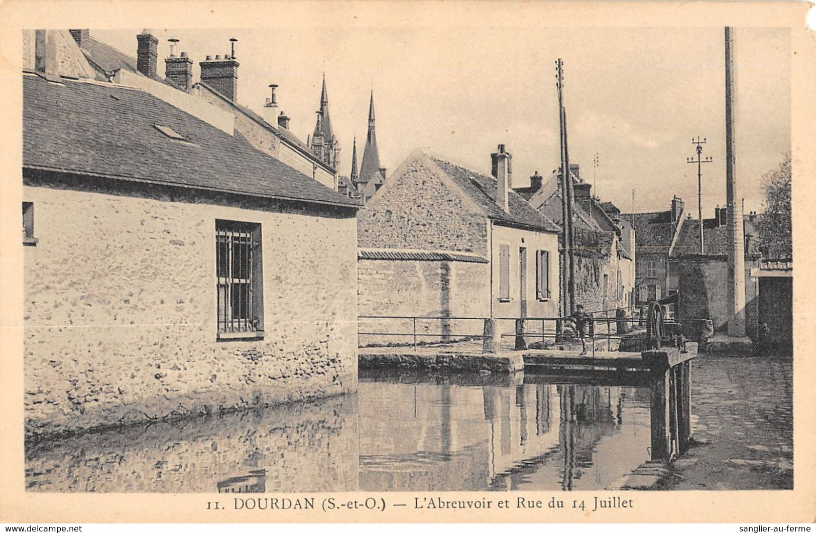 CPA 91 DOURDAN L'ABREUVOIR ET RUE DU 14 JUILLET - Dourdan