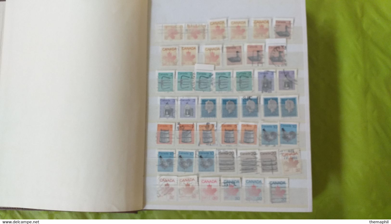 lots TH 561 CANADA un lot de 2 classeurs + un vrac de 500 timbres dans des pochettes