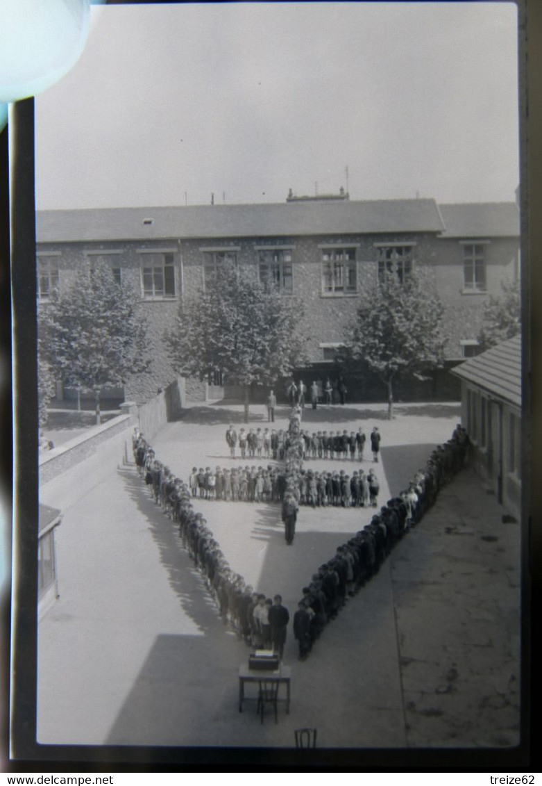 Rarement Vu  Lot 4 Négatifs Souples De Photo 8 Mai 1945 Dans Une école V De La Victoire Et Croix De Lorraine Lieu ? - Krieg, Militär