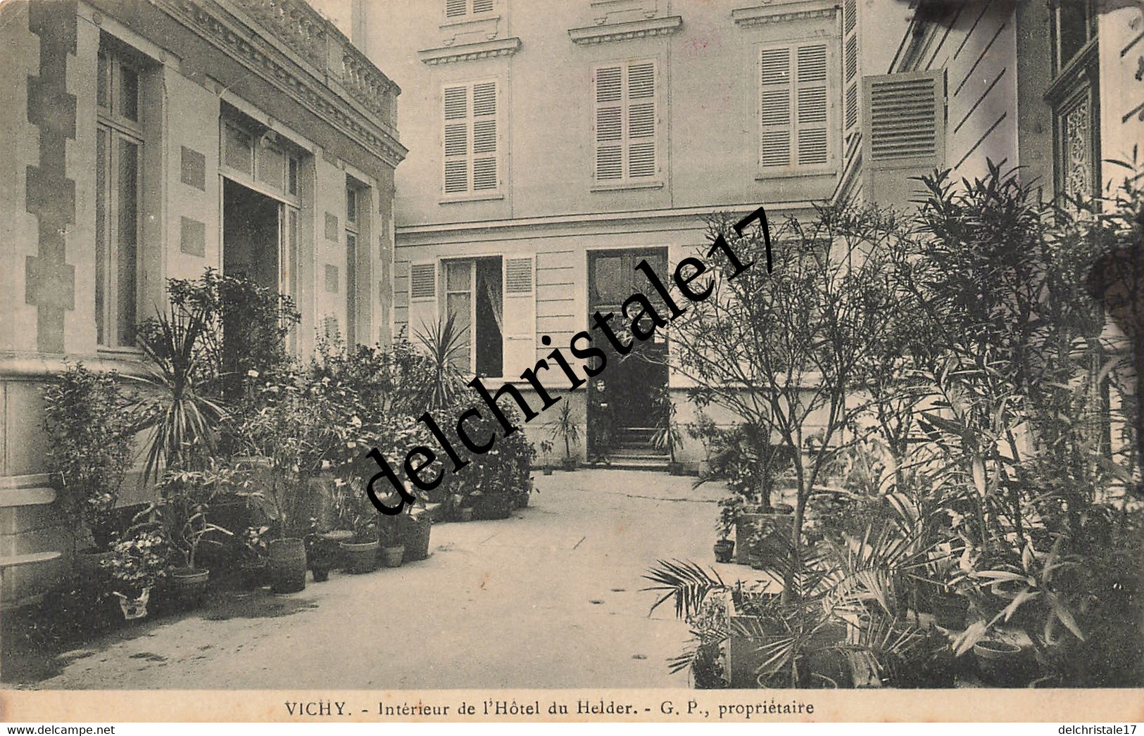 CPA 03 0147 VICHY - Intérieur De L'Hôtel Du Helder G.P Propriétaire - Animée Personne Dans L'entrée - écrite - Vichy