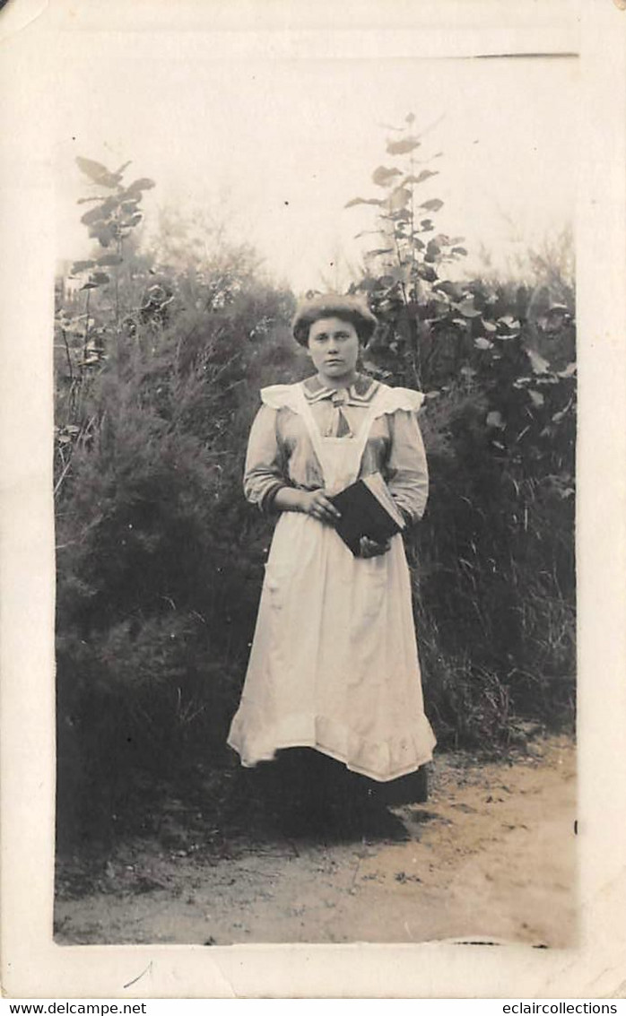 Thème Carte Postale  A Identifier : Une Femme  Dans Un Jardin    Calvados..   (voir Scan) - Photographs