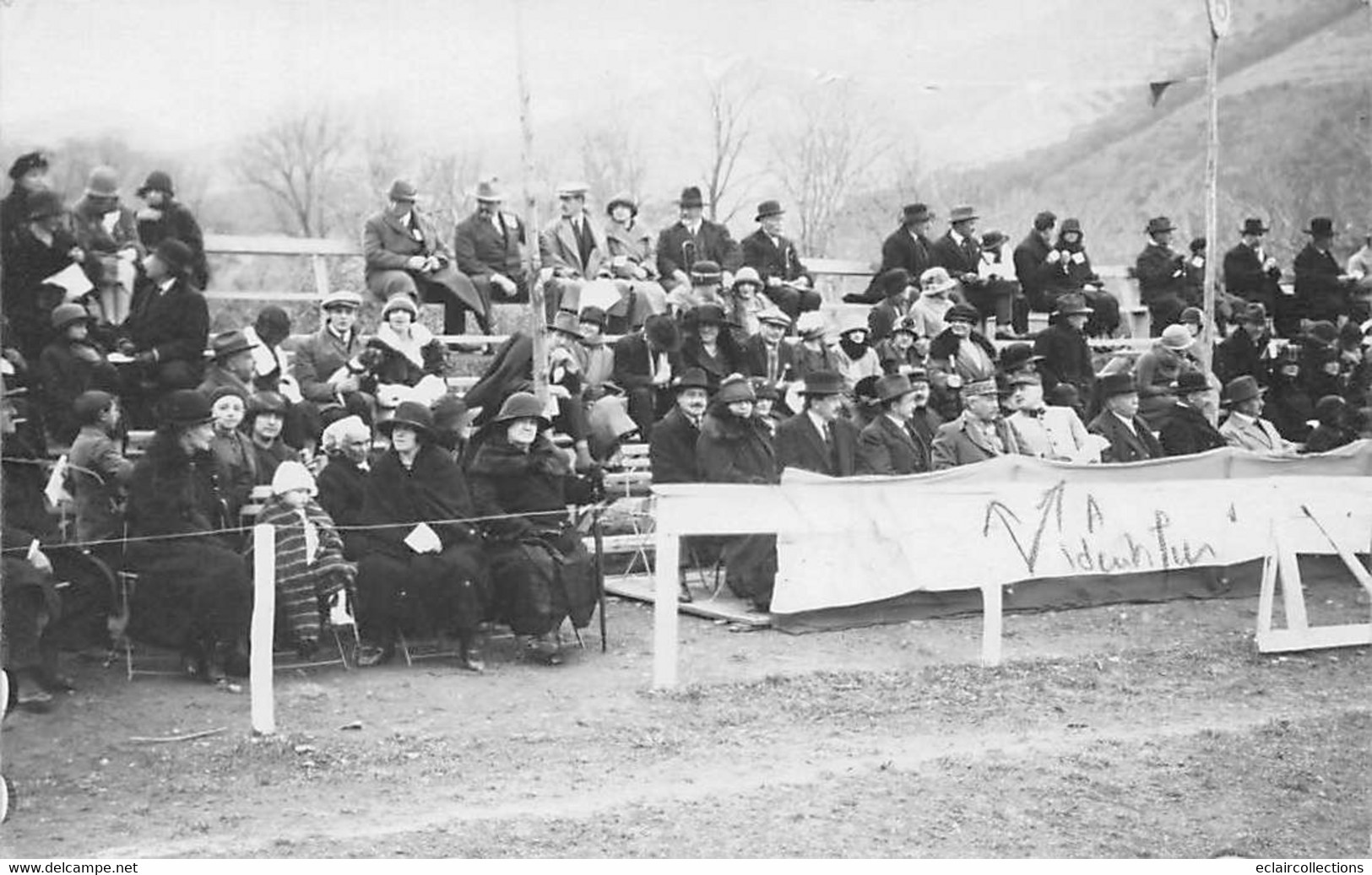 Thème Carte Postale  A Identifier : Tribune  De Spectateurs Et 2 Militaires    (voir Scan) - Photographs