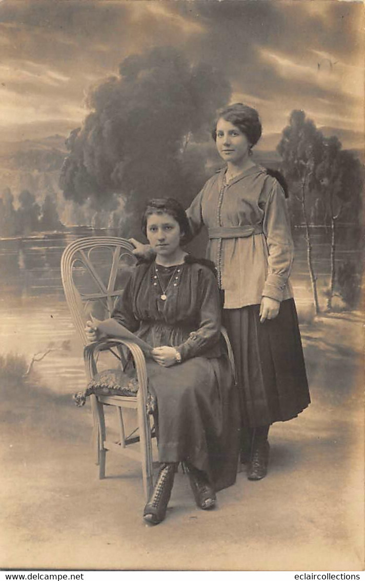 Thème Carte Postale  A Identifier : Deux Femmes Posant Devant Le Photographe  . Cachet D'Epernay  51   (voir Scan) - Photographs