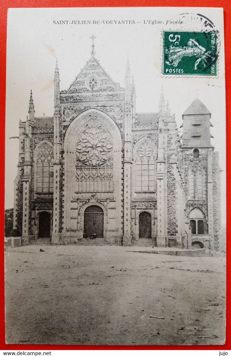 44 -  SAINT JULIEN DE VOUVANTES - L'Eglise Façade - Saint Julien De Vouvantes