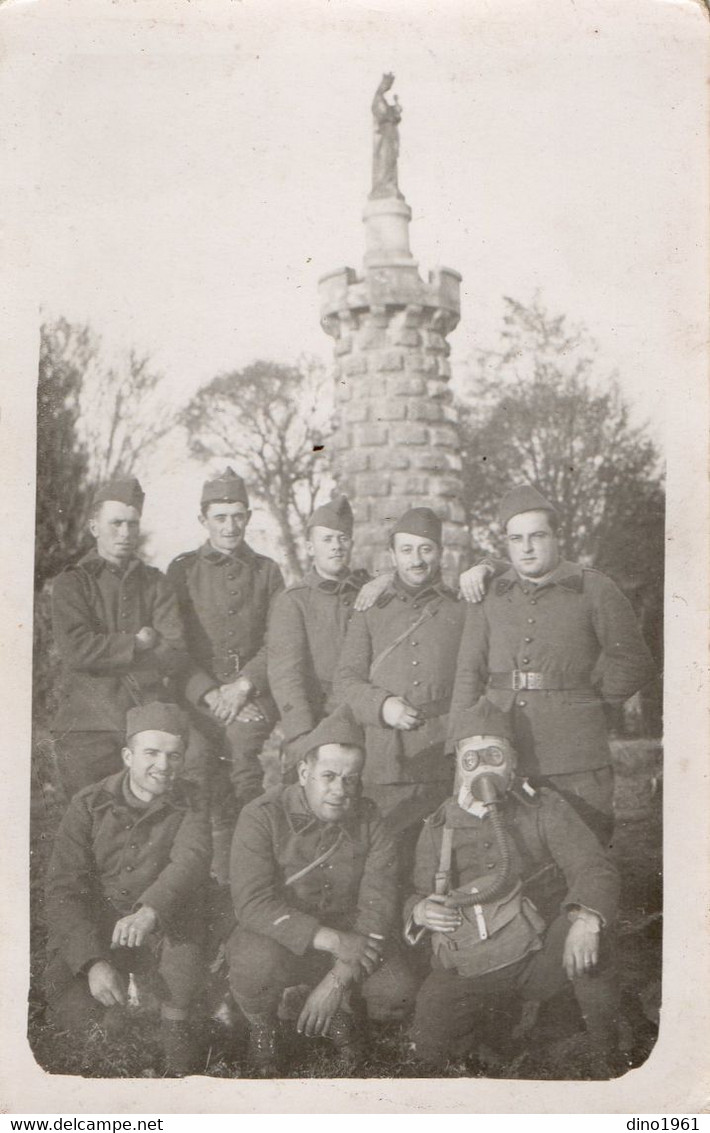 CPA 3174 - MILITARIA - Carte Photo Militaire - Un Groupe De Soldats Dont Un Avec Un Masque à Gaz - Characters