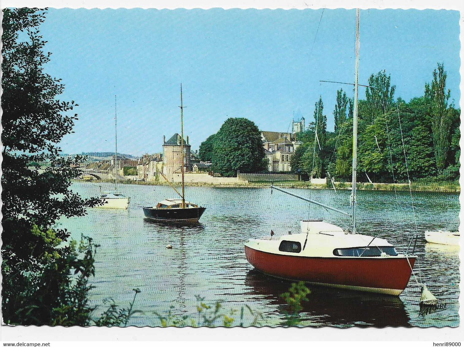 VILLENEUVE SUR YONNE  Vue Sur L'Yonne Et Sur La Ville - Villeneuve-sur-Yonne