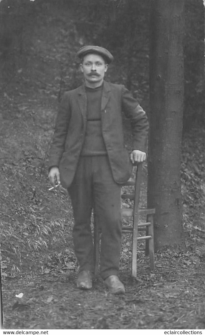 Thème Carte Postale  A Identifier  Homme Seul Appuyé Sur Une Chaise Dans Un Jardin Fumant Une Cigarette Alsa (voir Scan) - Photographs