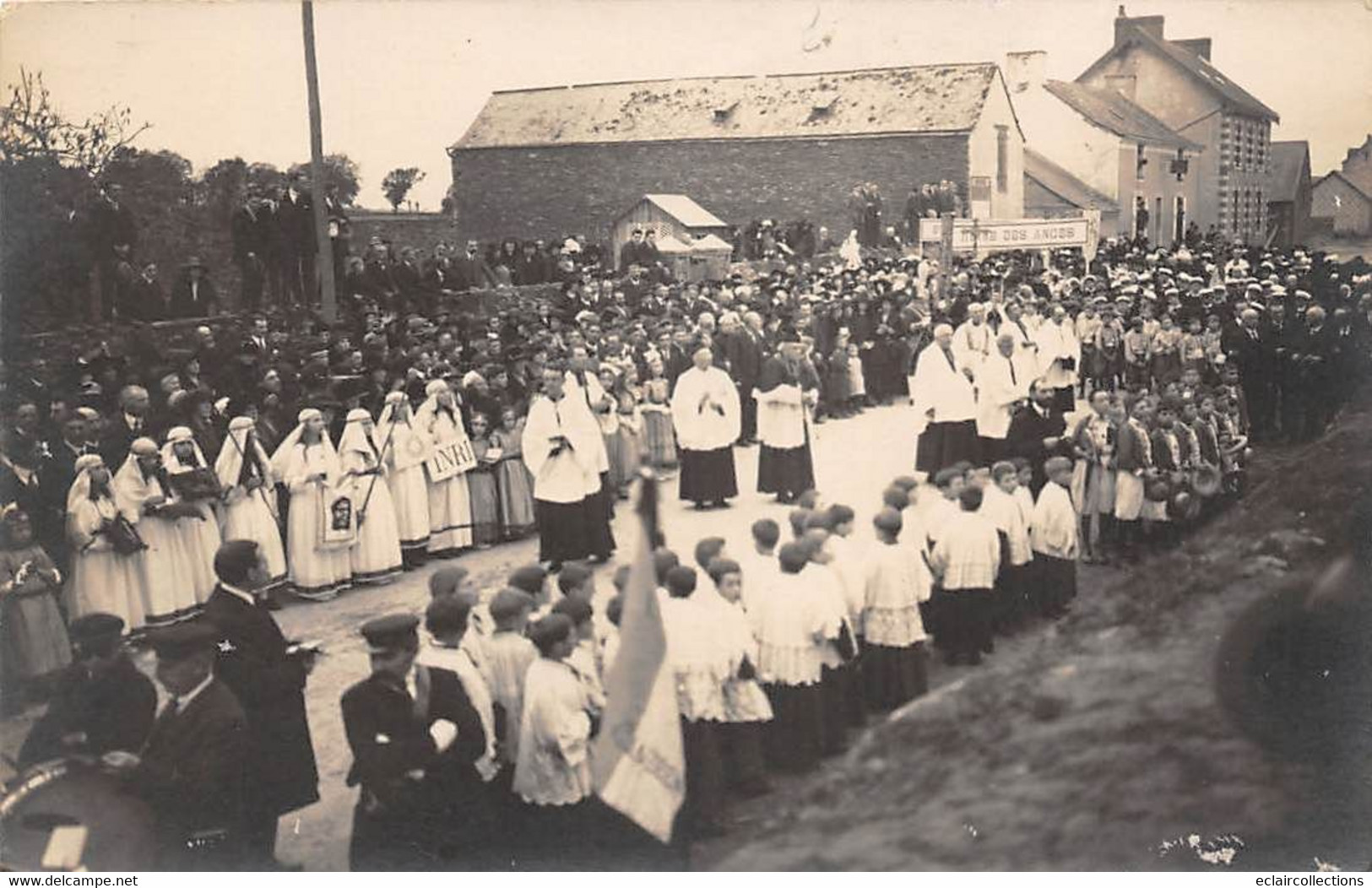 Thème Carte Postale  A Identifier  Religion Procession  49 Ou 53      ????.des Anges Sur Bannière    (voir Scan) - Photographs