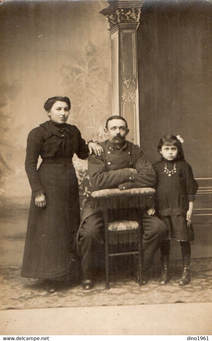 CPA 3180 - MILITARIA - Carte Photo Militaire - Soldat Avec Femme & Enfant - Personen